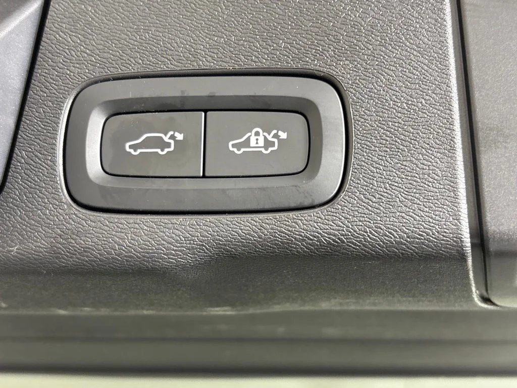 Used 2026 White Volvo B5 Ultra image 23