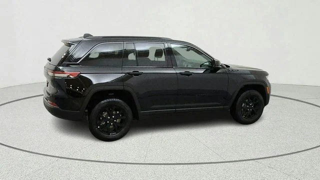 New 2026 Diamond Black Crystal Pearl-Coat Exterior Paint Jeep Laredo Altitude image 10