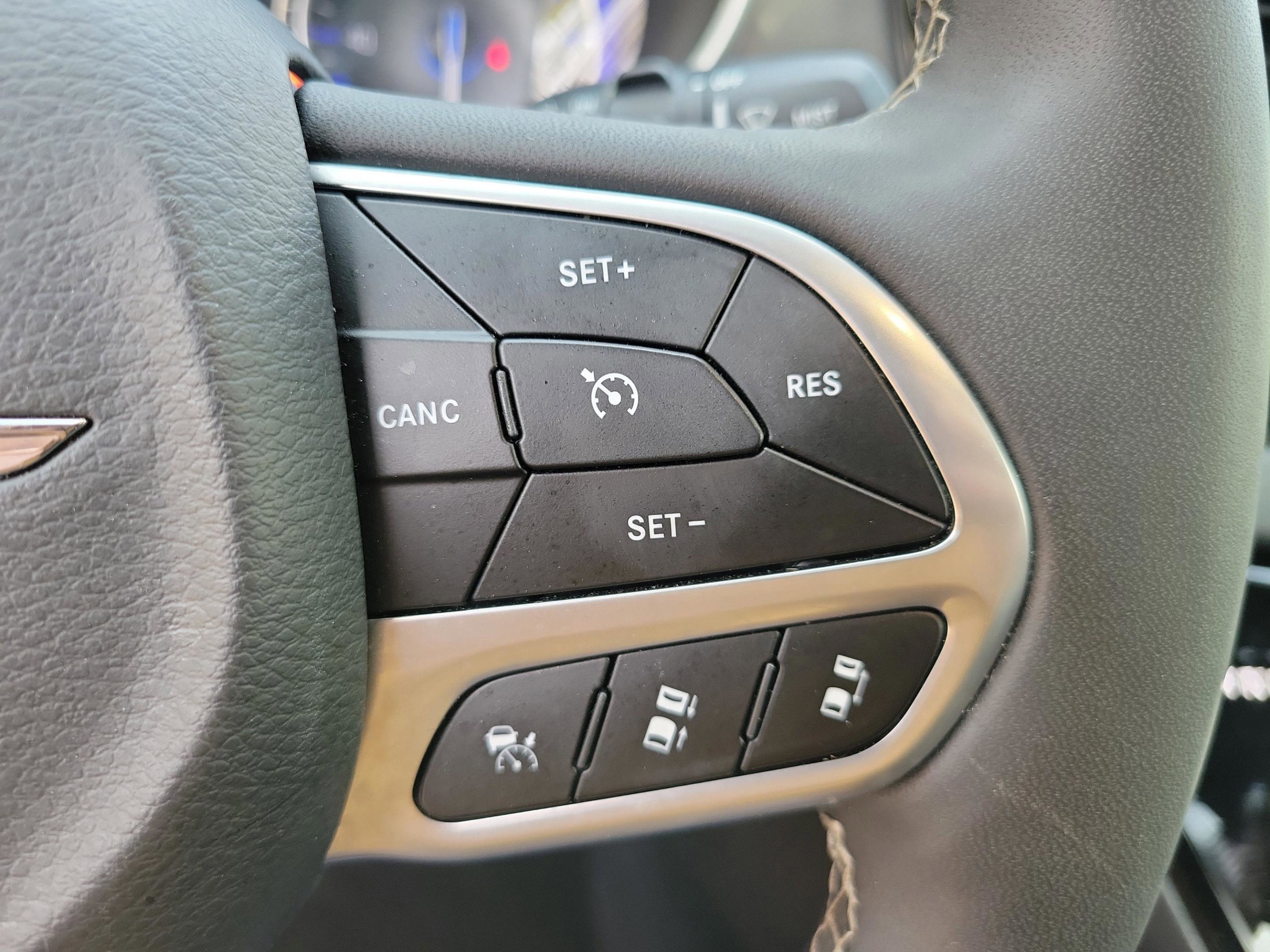 Used 2025 Diamond Black Crystal Pearlcoat Chrysler Select image 30