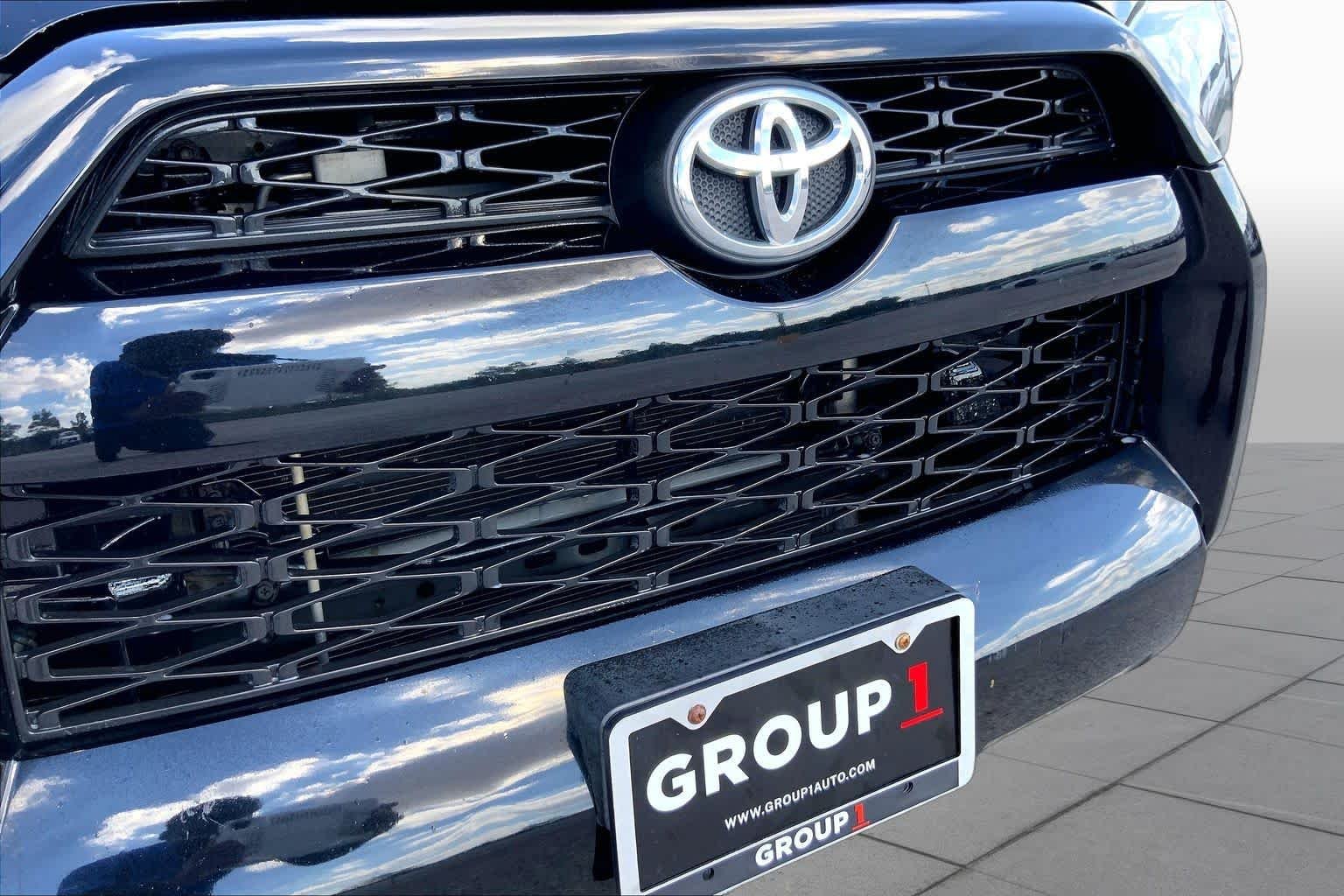 Used 2018 Midnight Black Metallic Toyota SR5 Premium image 29