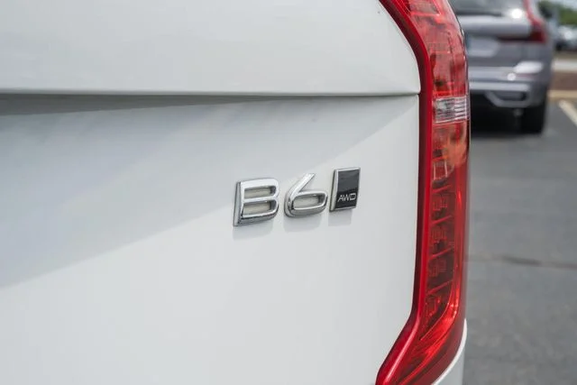 Used 2023 Crystal White Volvo Plus image 8