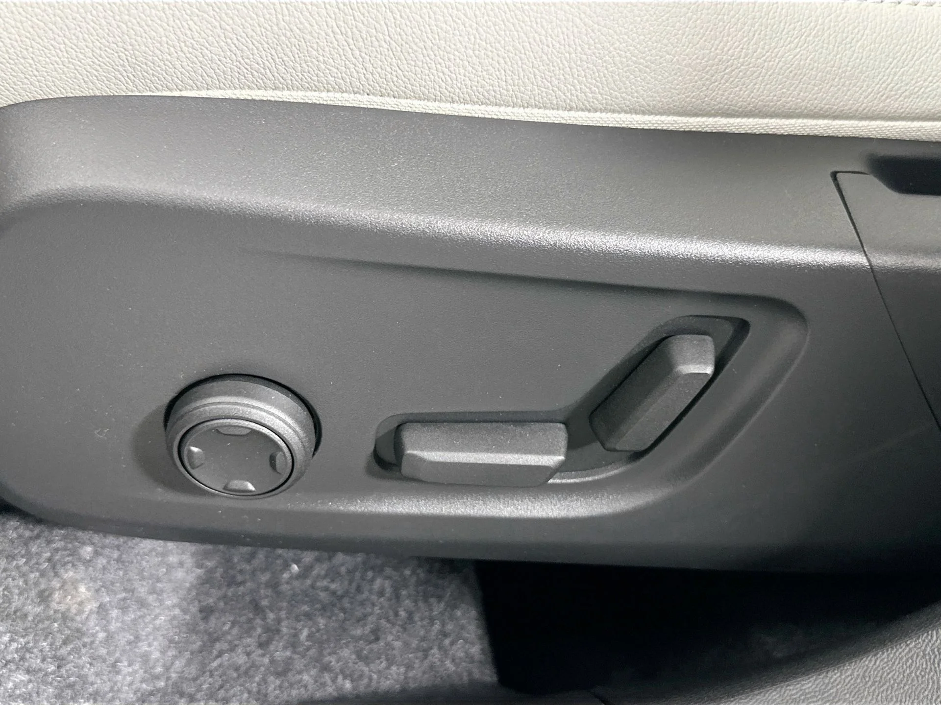 New 2026 Vapour Grey Volvo Plus image 19