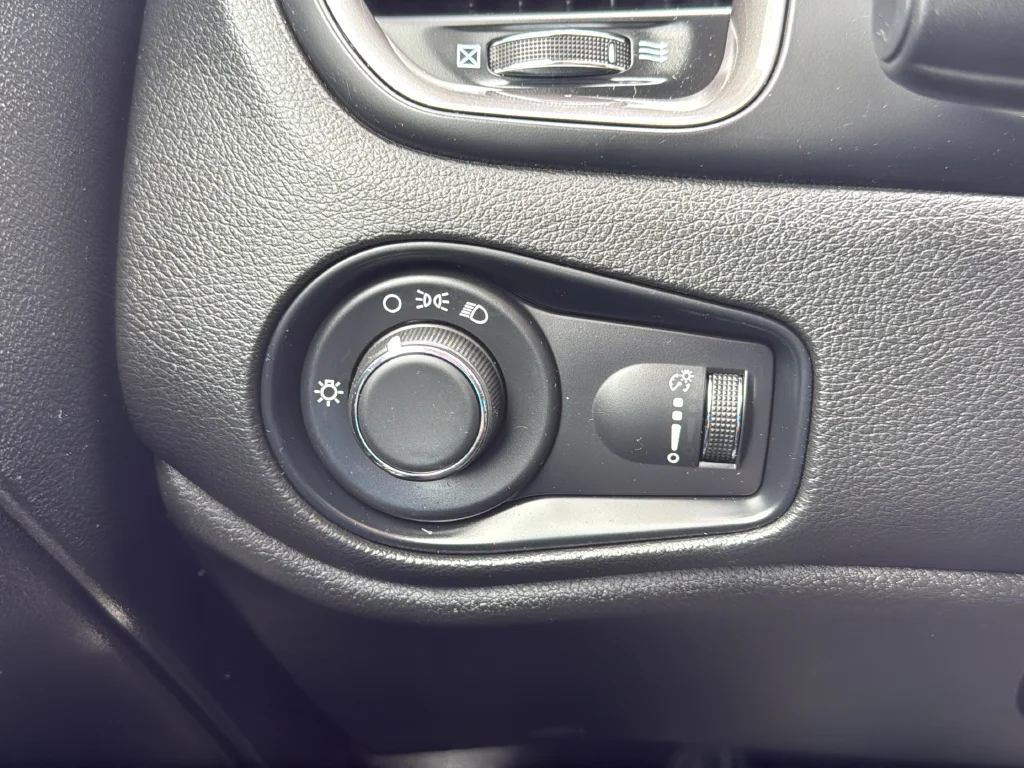 Used 2023 White Jeep Latitude image 27