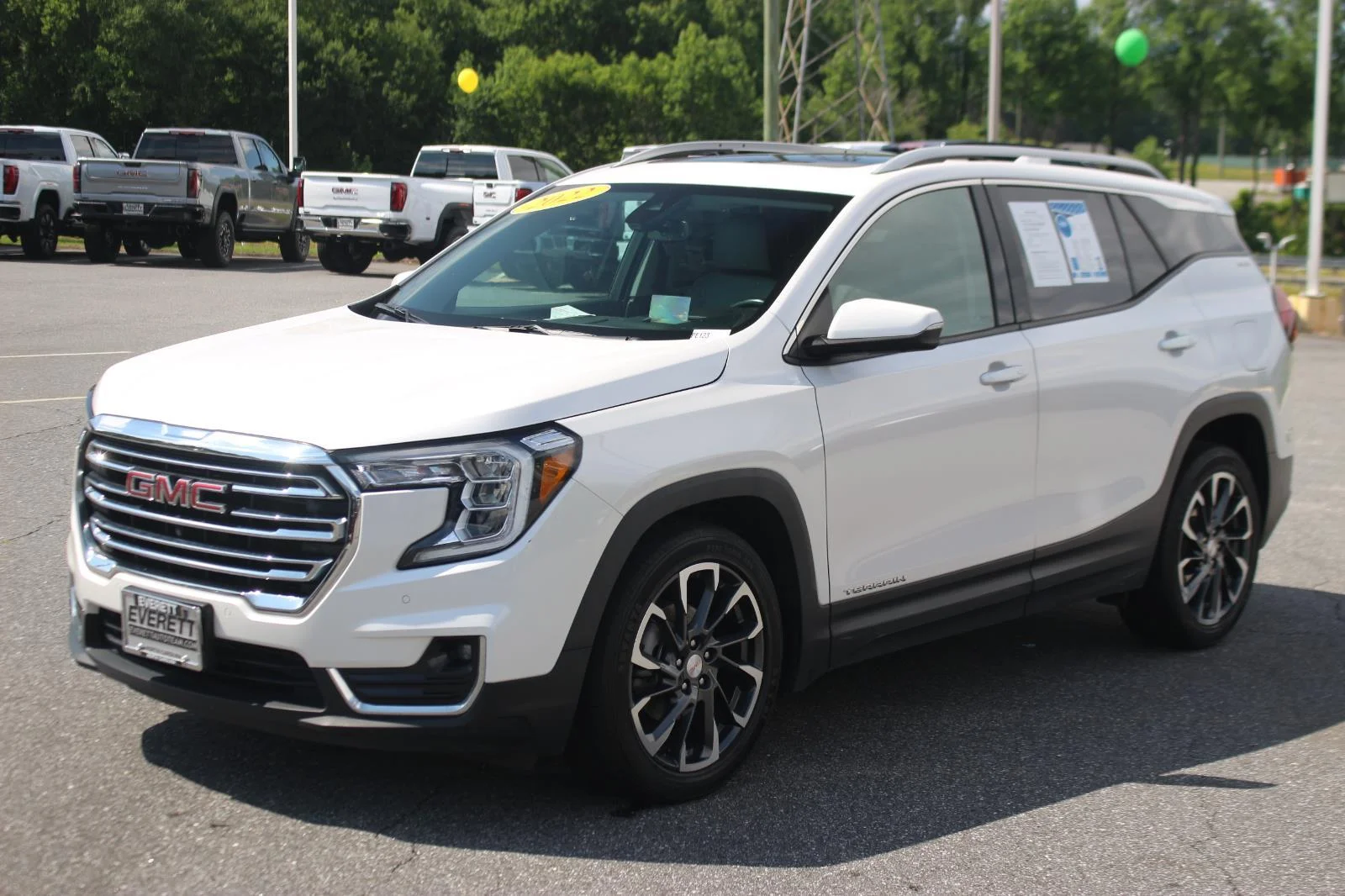 Used 2022 White Frost Tricoat GMC SLT image 3