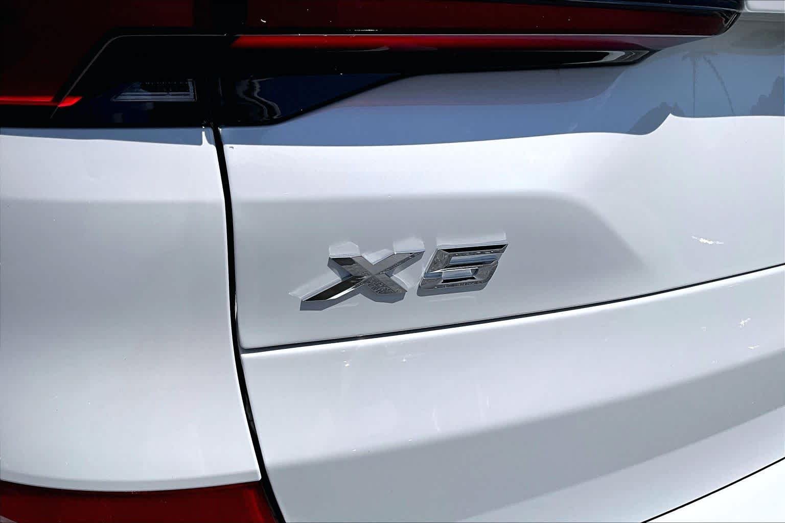 New 2026 Mineral White Metallic BMW xDrive40i image 15