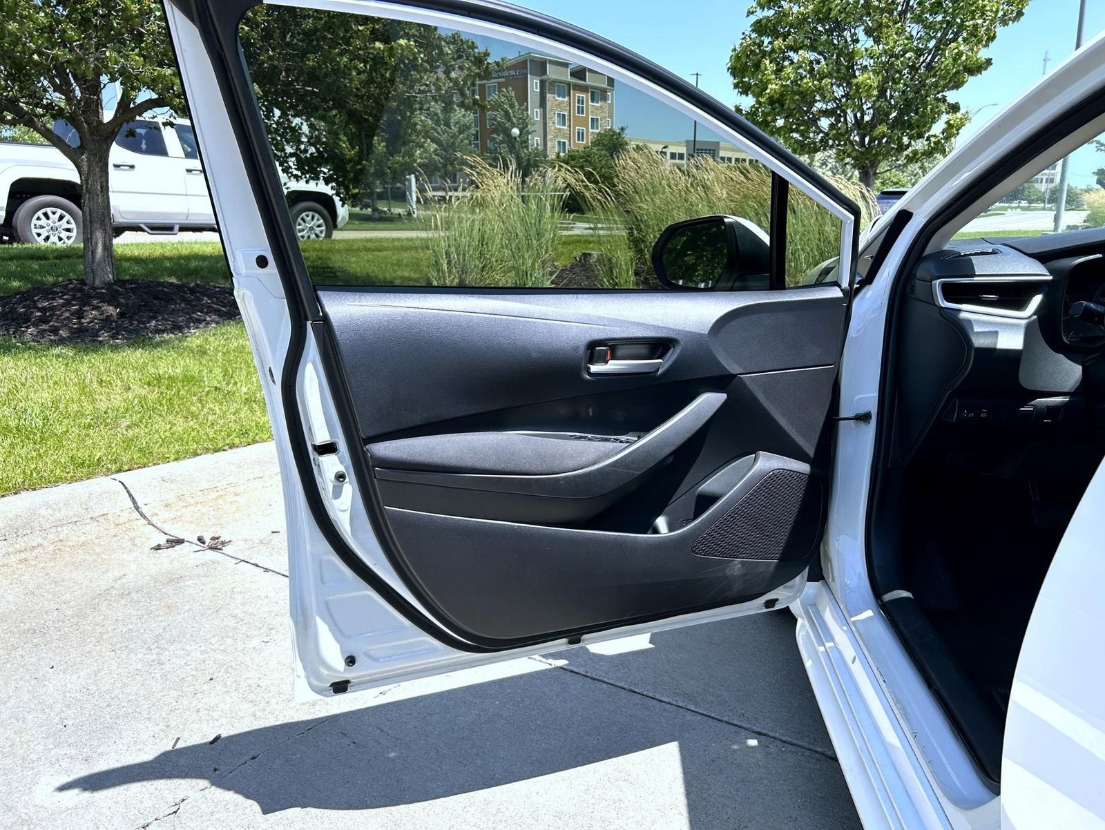 Used 2020 White Toyota LE image 9