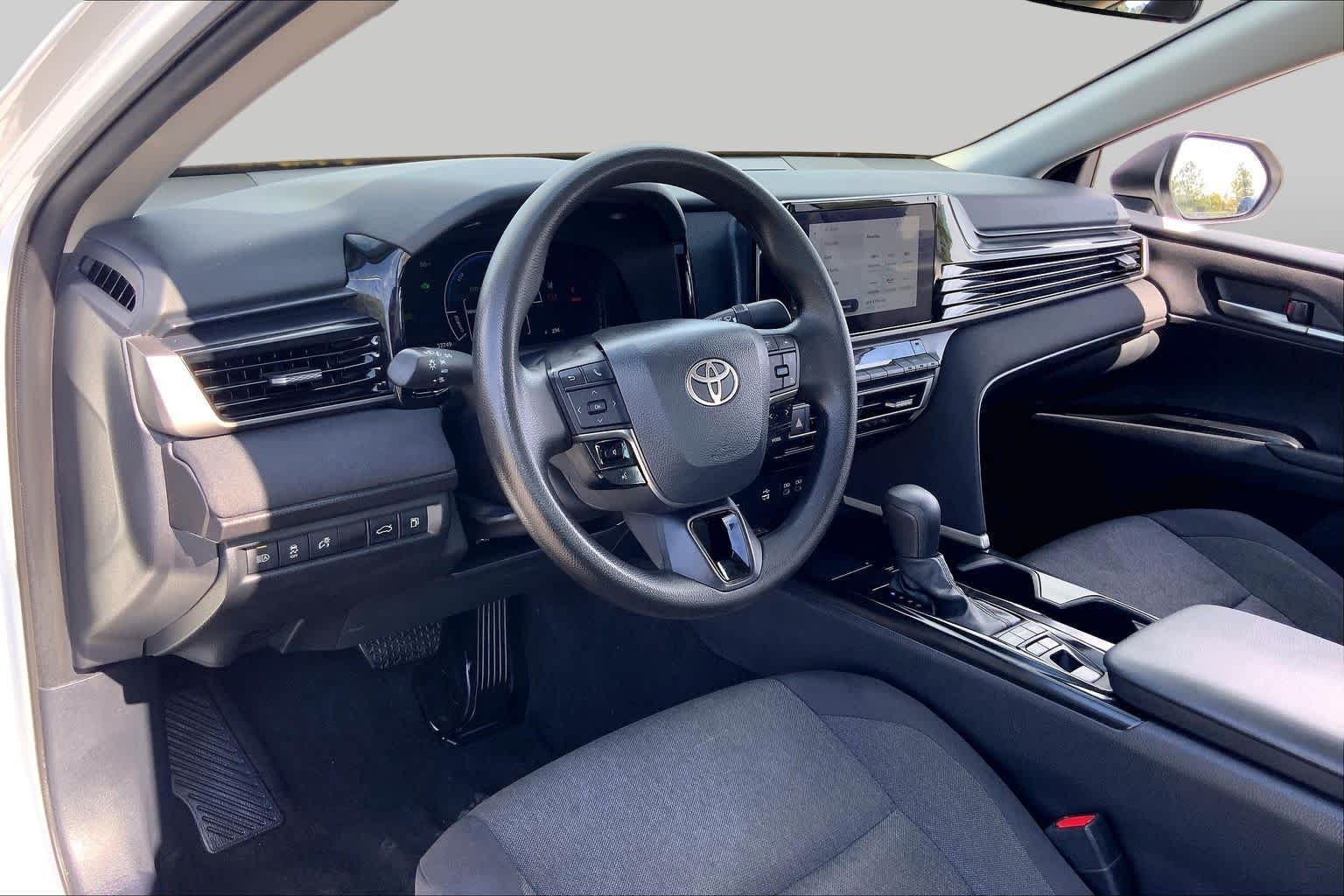 Used 2025 Ice Cap Toyota LE image 17