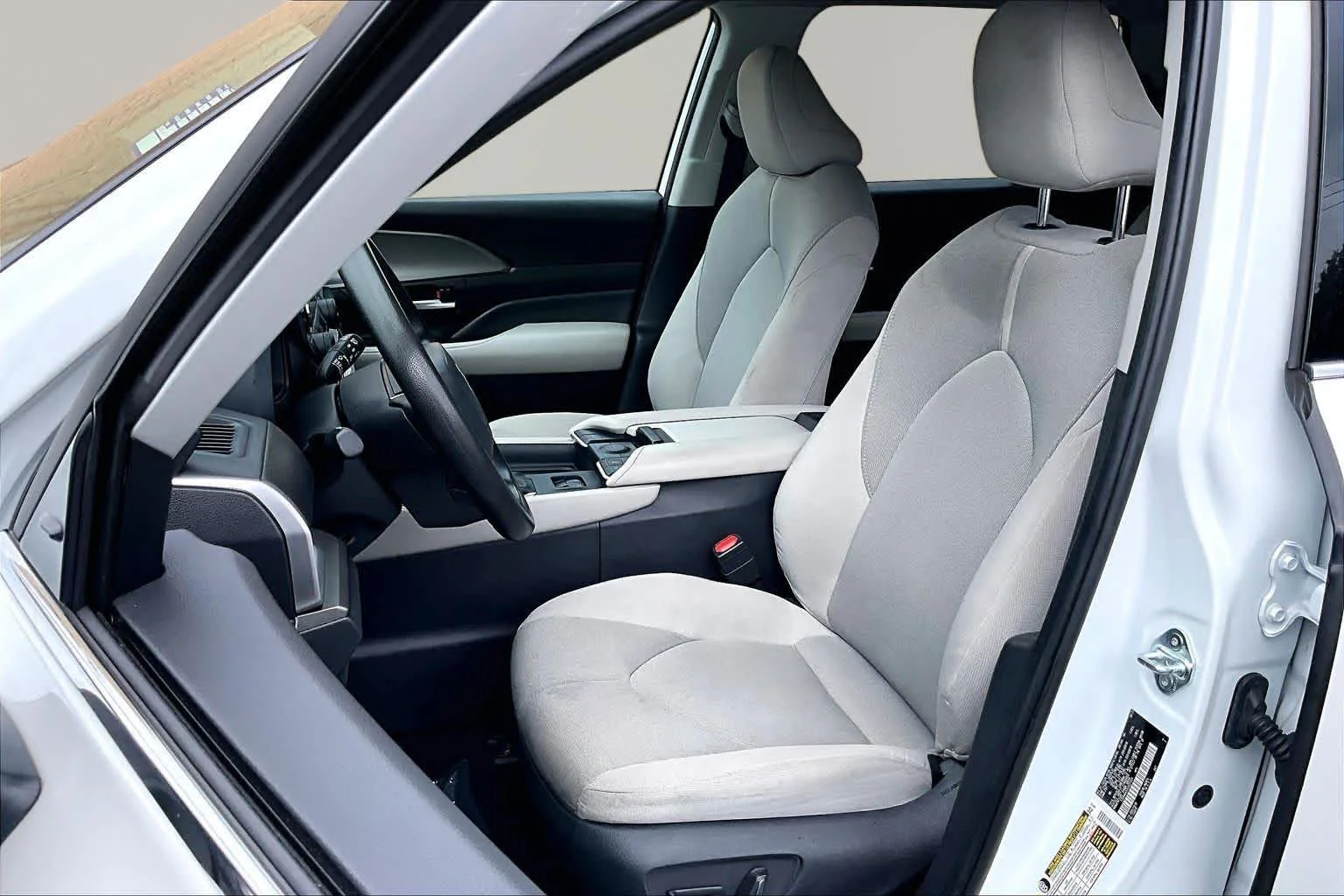 Used 2025 Wind Chill Pearl Toyota LE image 8