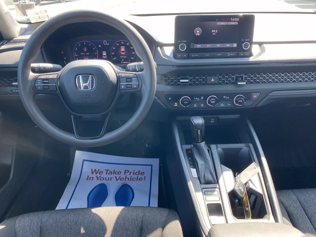 Used 2025 White Honda SE image 8