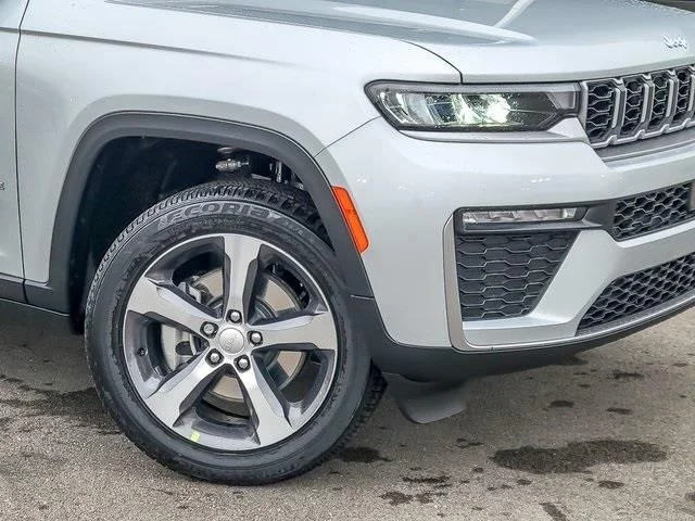 New 2026 Silver Zynith Exterior Paint Jeep Limited image 3