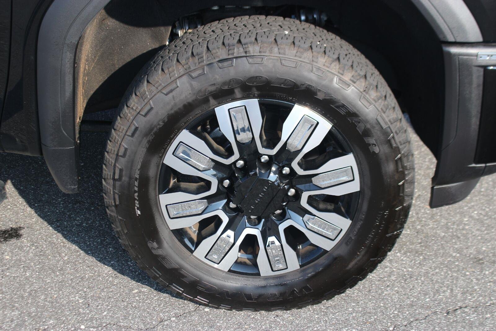 Used 2025 Onyx Black GMC Denali image 36