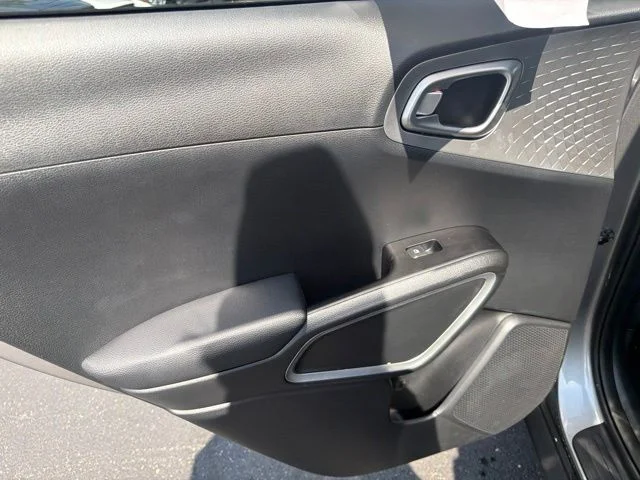 Used 2025  Kia LX image 29