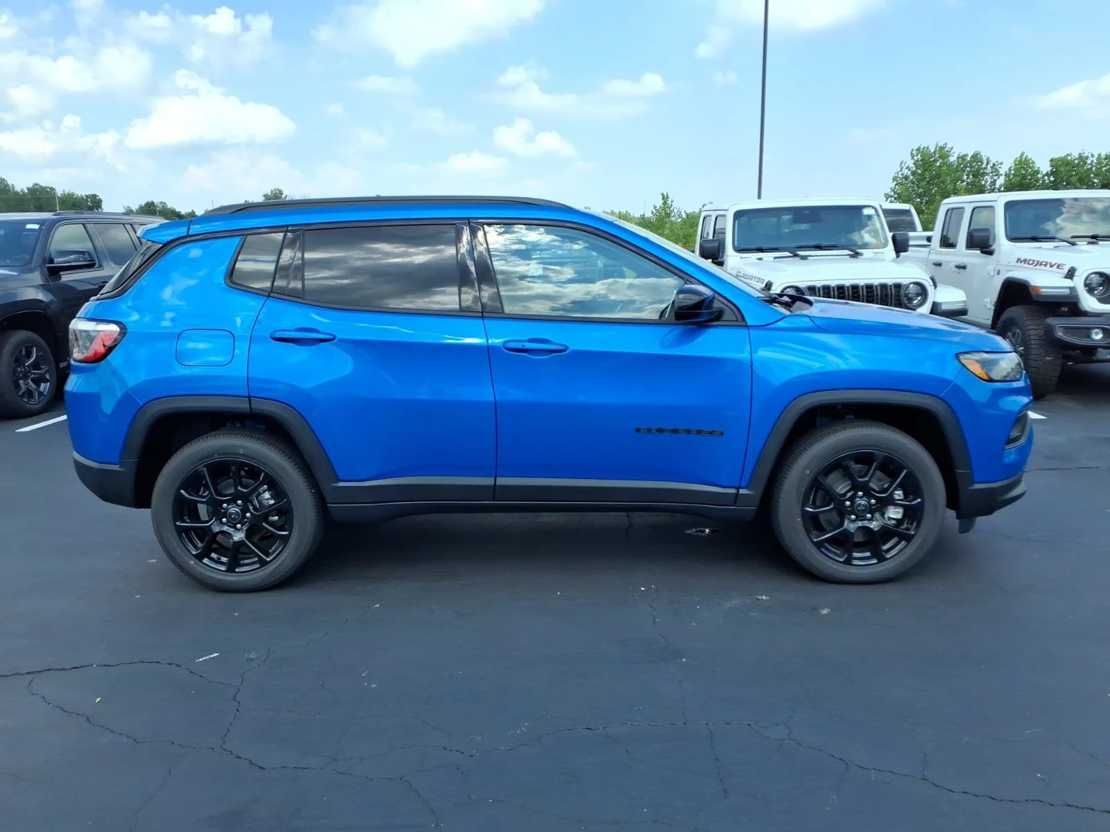 New 2026 Hydro Blue Pearl-Coat Exterior Paint Jeep Latitude image 17