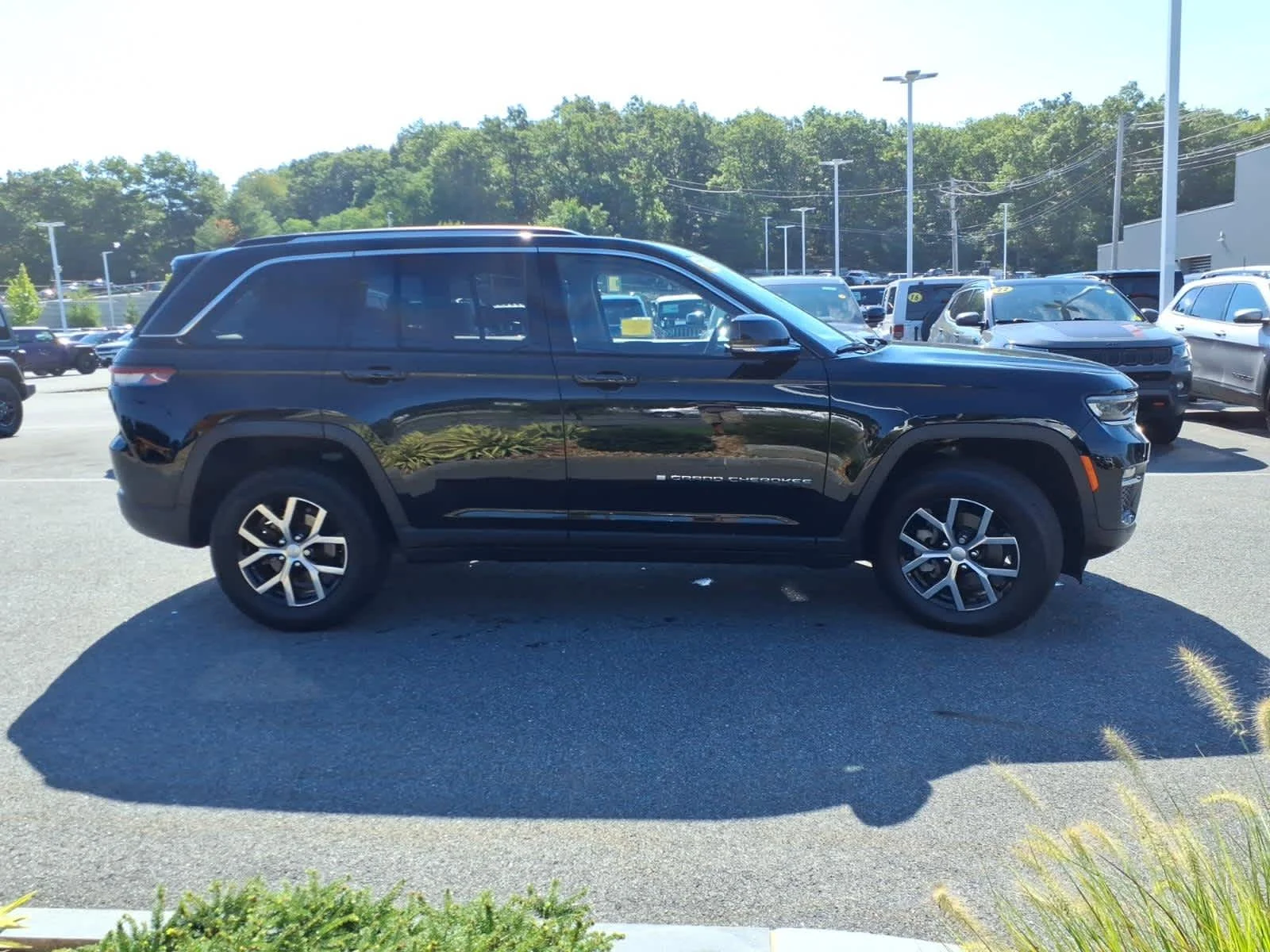Certified Used 2023 Diamond Black Crystal Pearlcoat Jeep Limited image 6