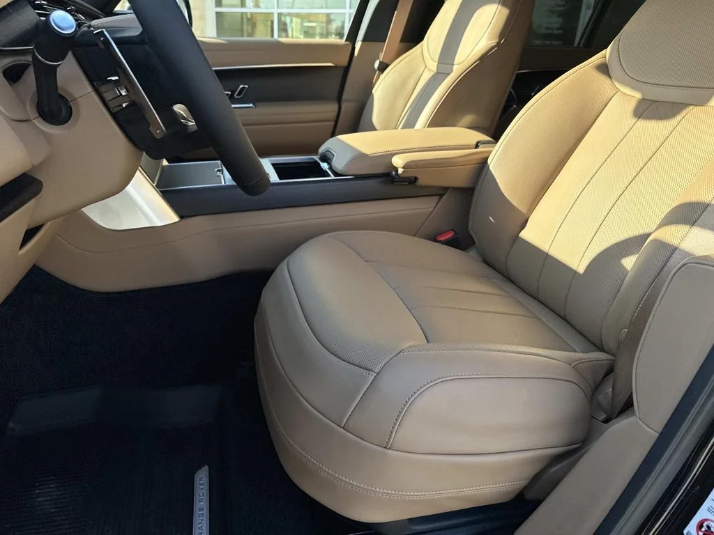 New 2026 Santorini Black Land Rover SE image 10