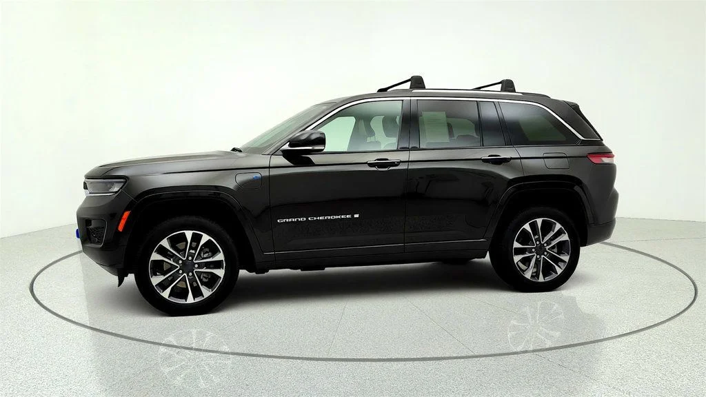 Used 2023 Rocky Mountain Pearlcoat Jeep Overland 4x4 w/ Adv ProTech III & Luxury Tech IV image 8