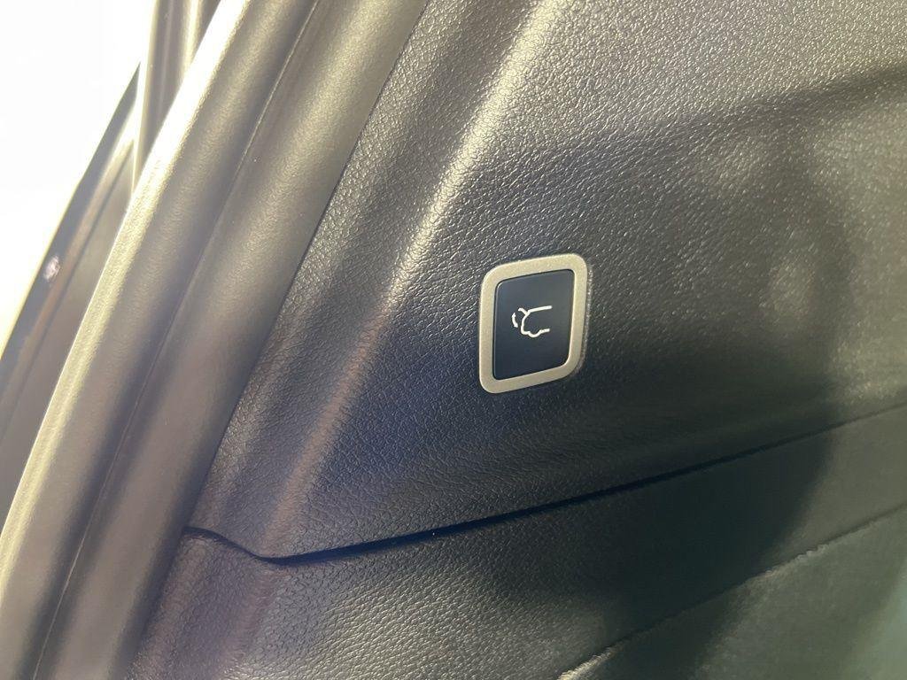Used 2026 Silver Mist Clearcoat Chrysler Select image 10