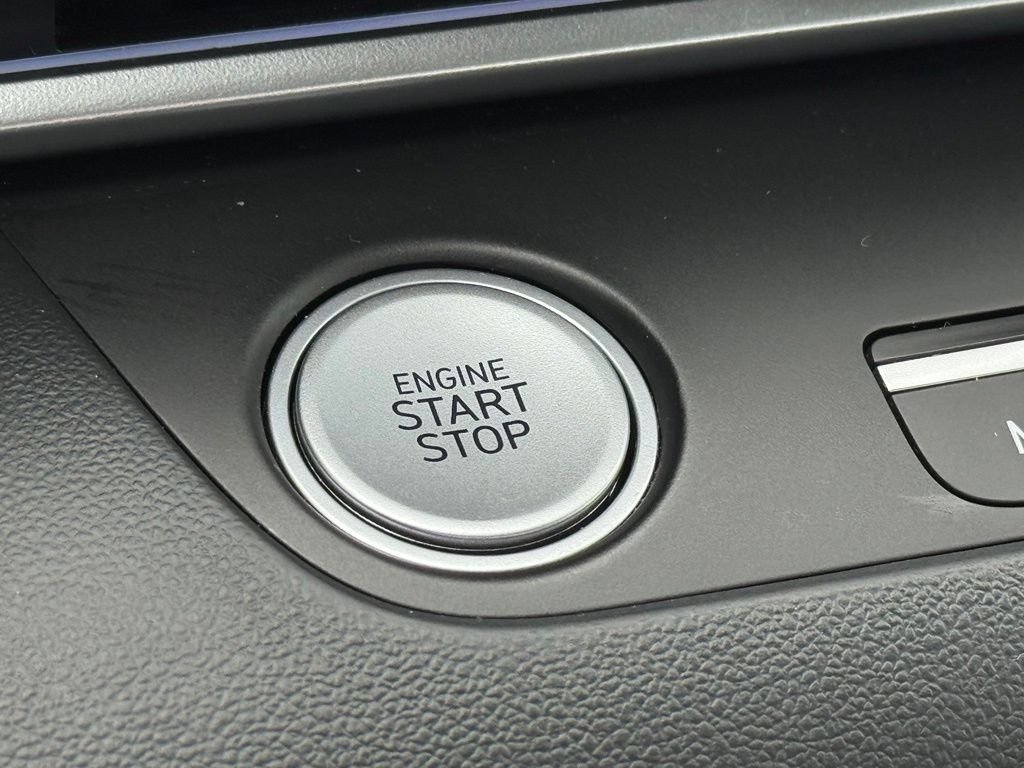 Used 2025 White Hyundai SEL Convenience image 25