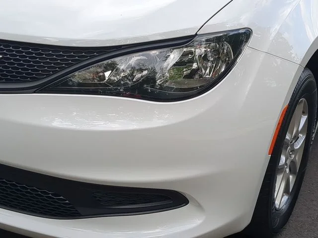 New 2025 Bright White Clear-Coat Exterior Paint Chrysler LX image 17