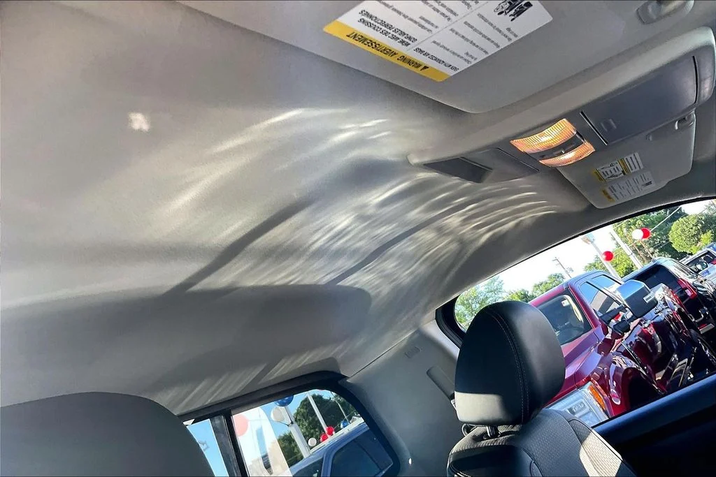 Used 2019 White Nissan S image 21