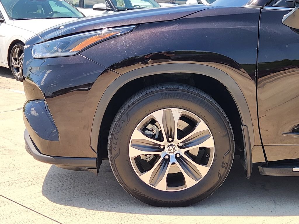 Used 2021 Opulent Amber Toyota XLE image 9