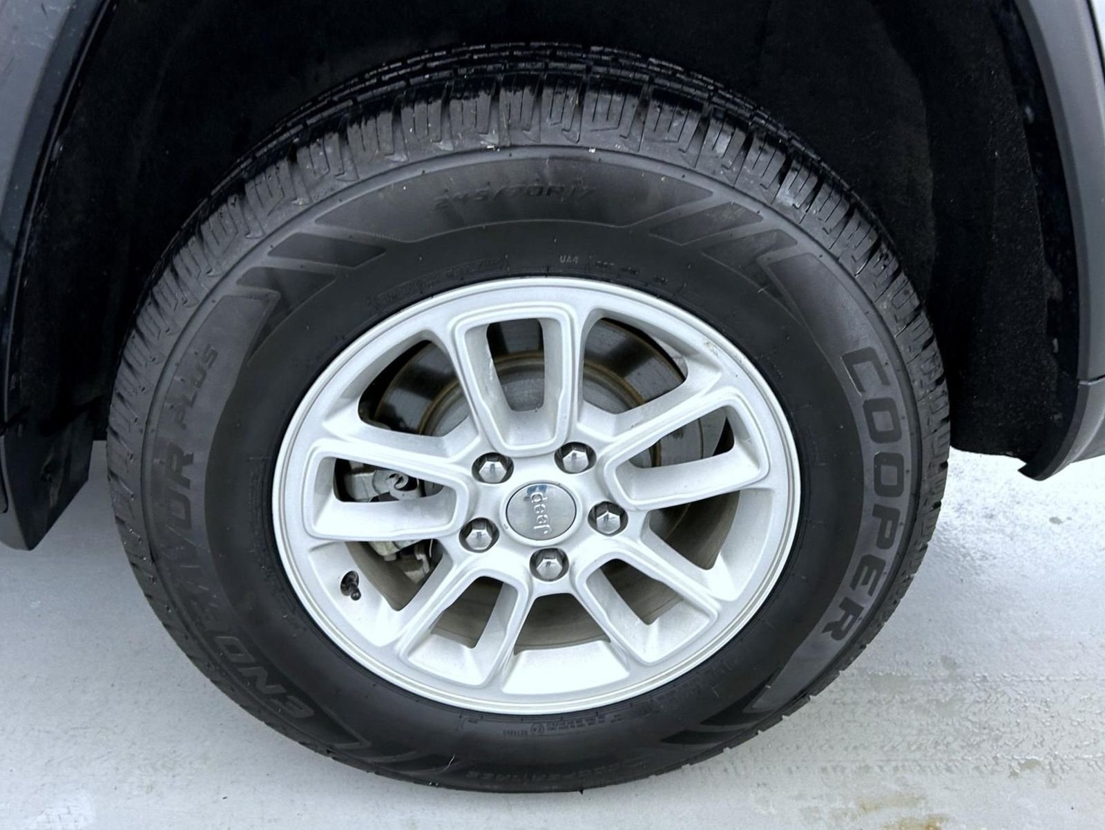Used 2019 Silver Jeep Laredo E image 23