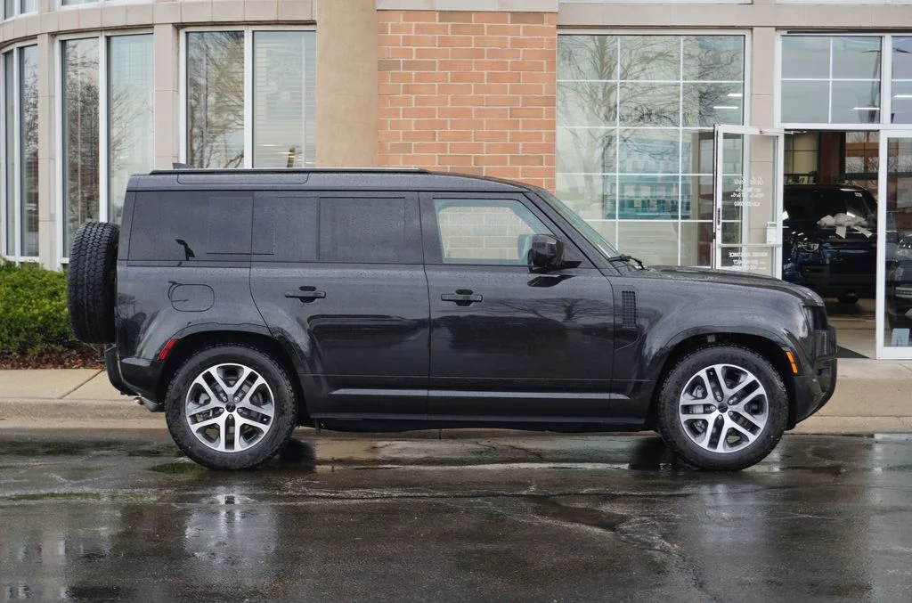 New 2026 Santorini Black Land Rover X-Dynamic SE image 8
