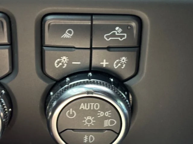 Used 2025 White GMC AT4 image 30