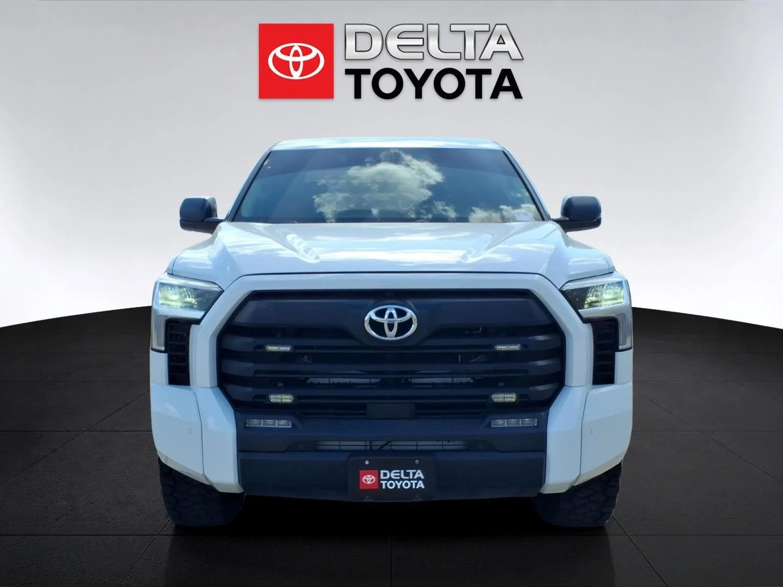Used 2023 Ice Cap Toyota SR5 image 8