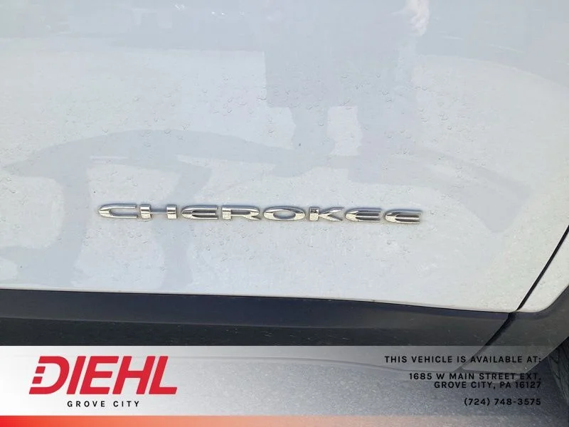 Used 2022 White Jeep Latitude Lux image 10