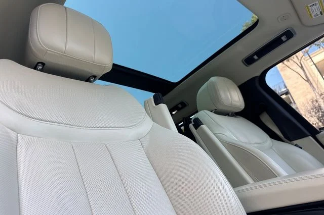 Used 2023 White Land Rover Autobiography image 17