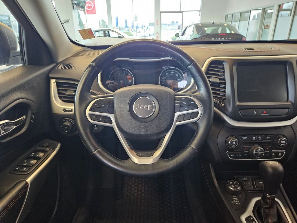 Used 2018 Bright White Clearcoat Jeep Trailhawk image 18