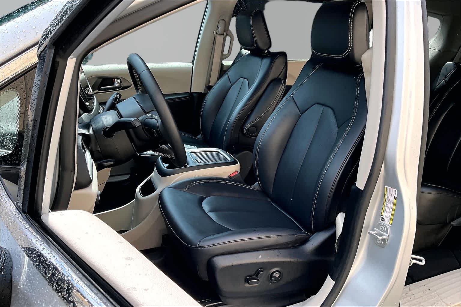 Used 2024 Silver Mist Clearcoat Chrysler Touring L image 8