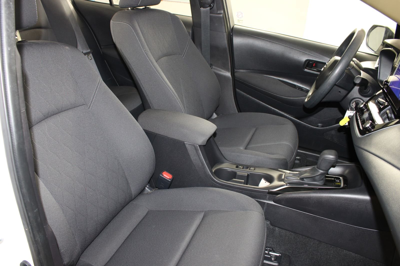 Used 2025 White Toyota LE image 28