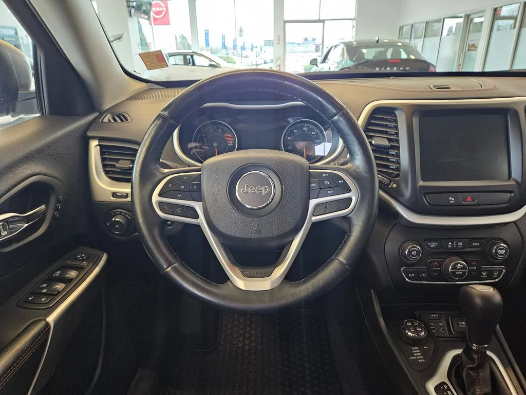 Used 2018 White Jeep Trailhawk image 18