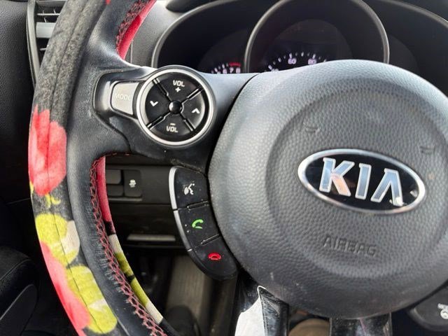 Used 2016 Clear White Kia + image 17