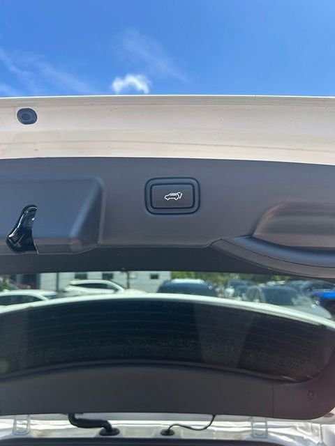 Used 2023 White Kia Wave image 16