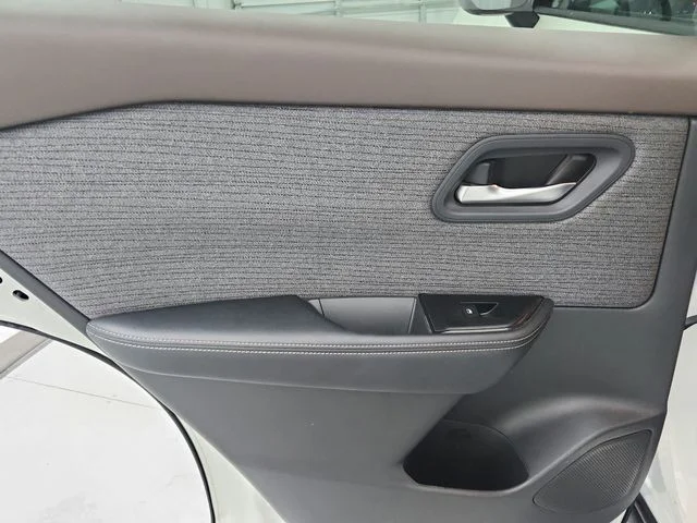 Used 2022 White Nissan SV image 33