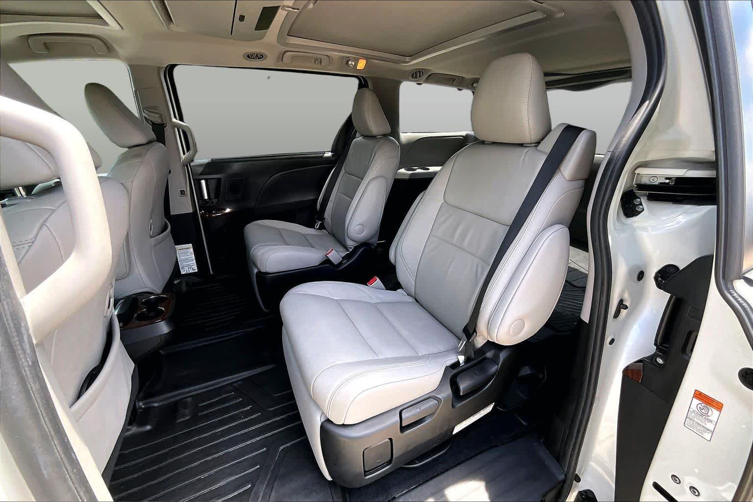 Used 2016 Blizzard Pearl Toyota Ltd Premium image 19