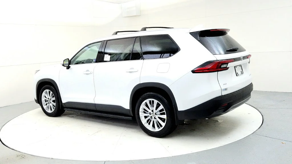 New 2026 Wind Chill Pearl Toyota Platinum image 4