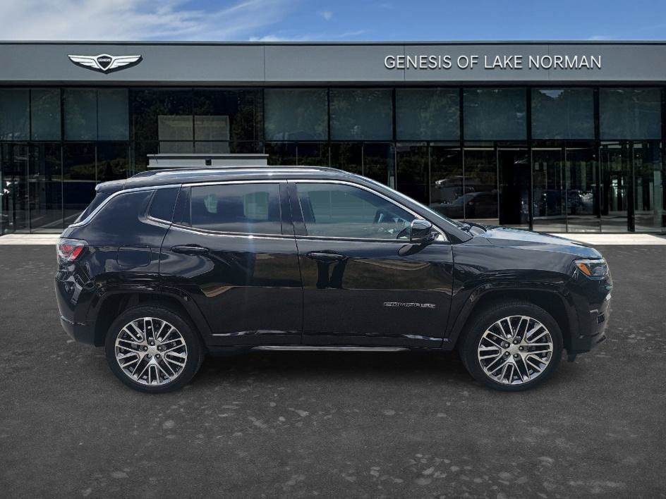 Used 2022 Diamond Black Crystal Pearlcoat Jeep Limited image 4