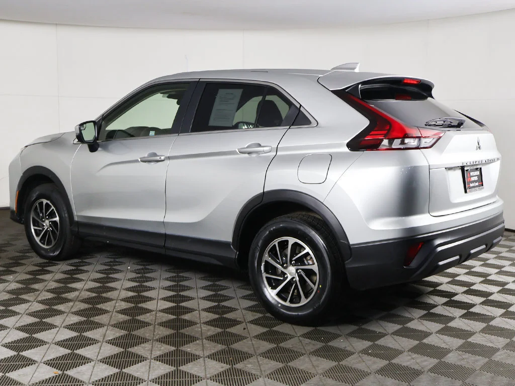 Used 2024 Silver Mitsubishi ES image 7