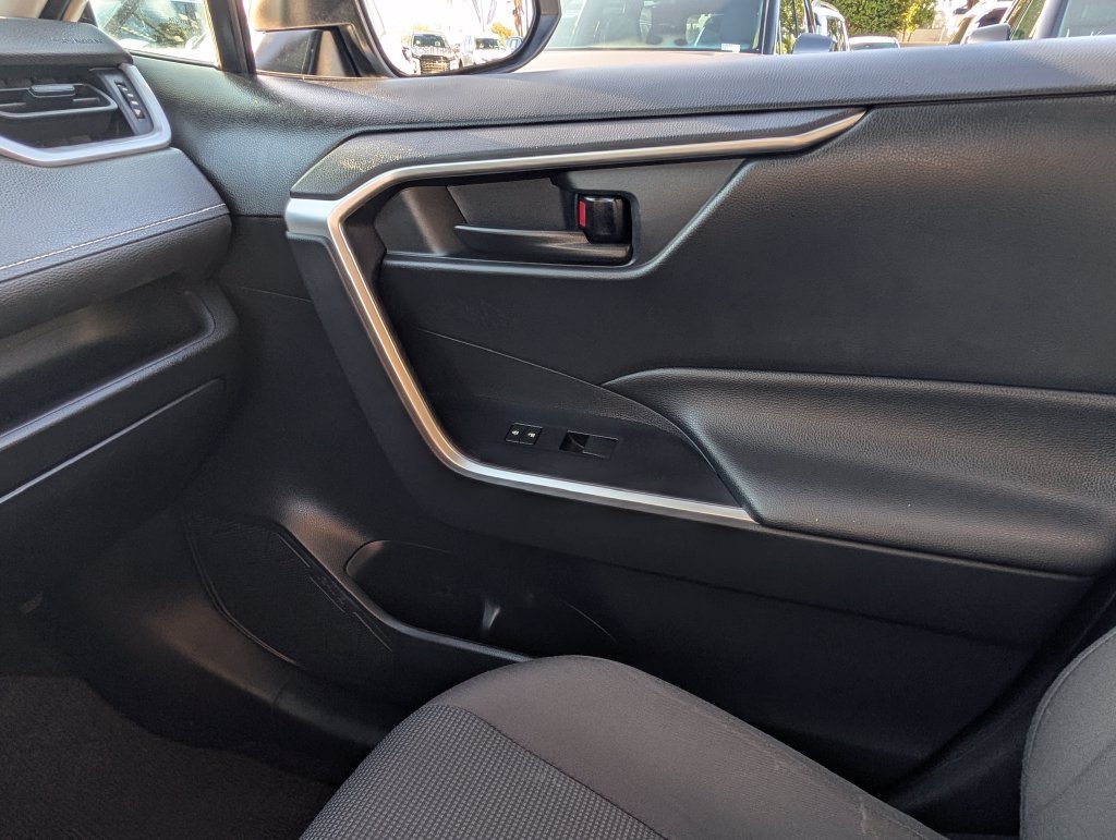 2021 Toyota RAV4 LE - Photo 24