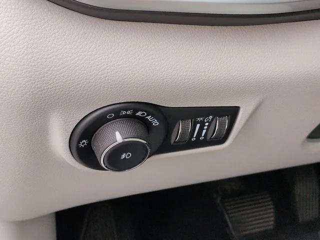 Used 2022 White Jeep Latitude image 15