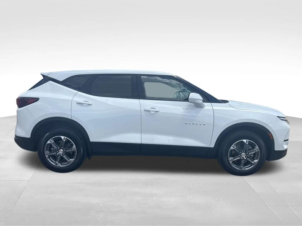 Used 2025 White Chevrolet LT image 2