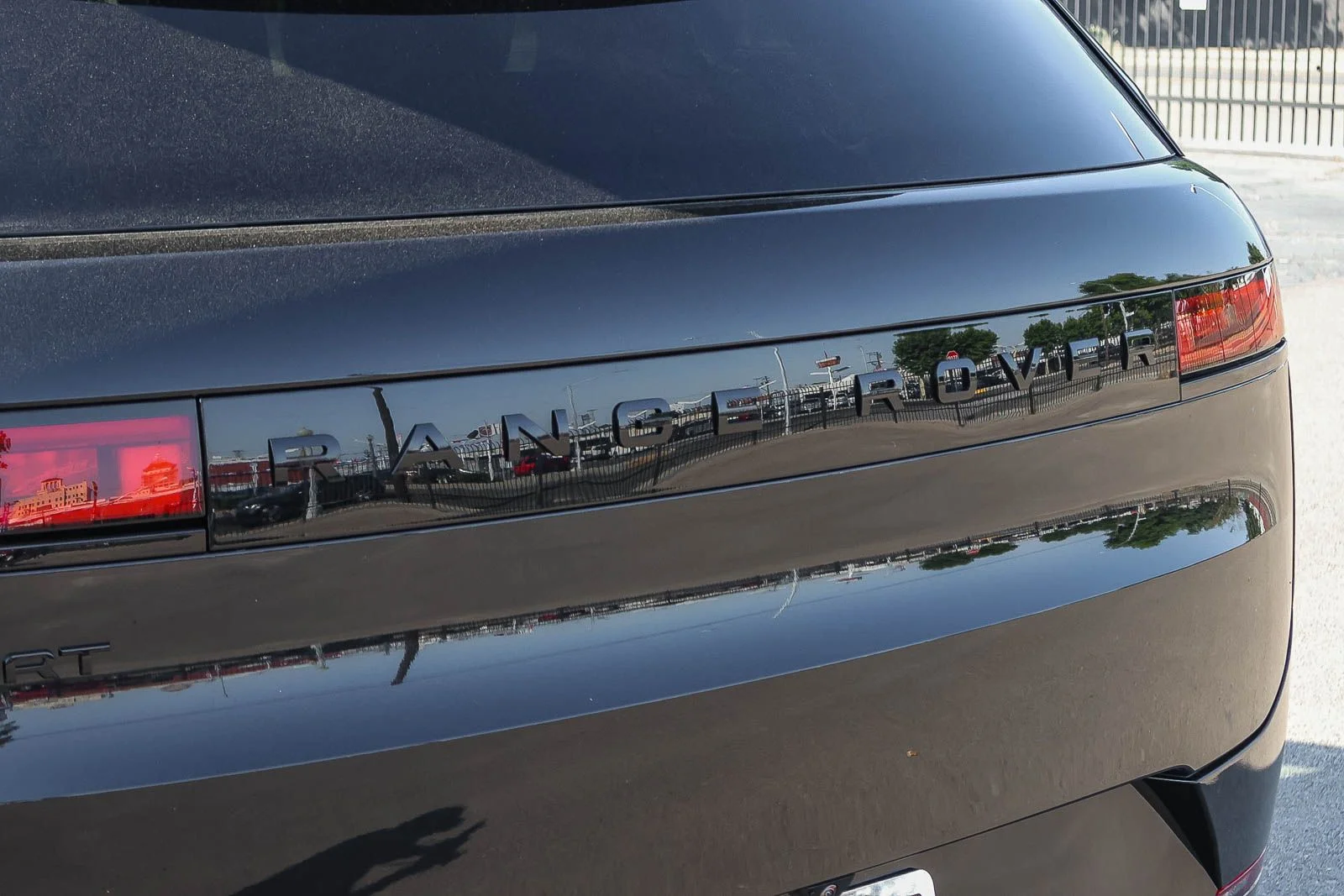 New 2026 Santorini Black Land Rover Dynamic SE image 12