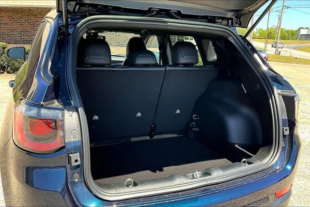 New 2026 Fathom Blue Pearl-Coat Exterior Paint Jeep Latitude image 18