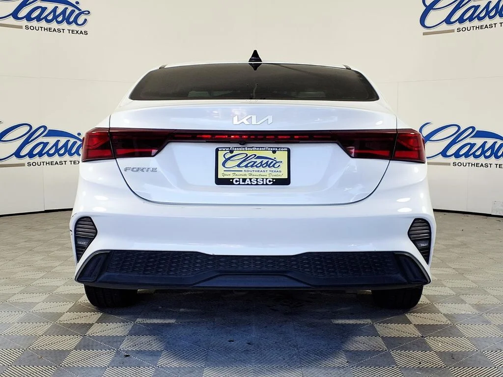 Used 2022 White Kia LXS image 4
