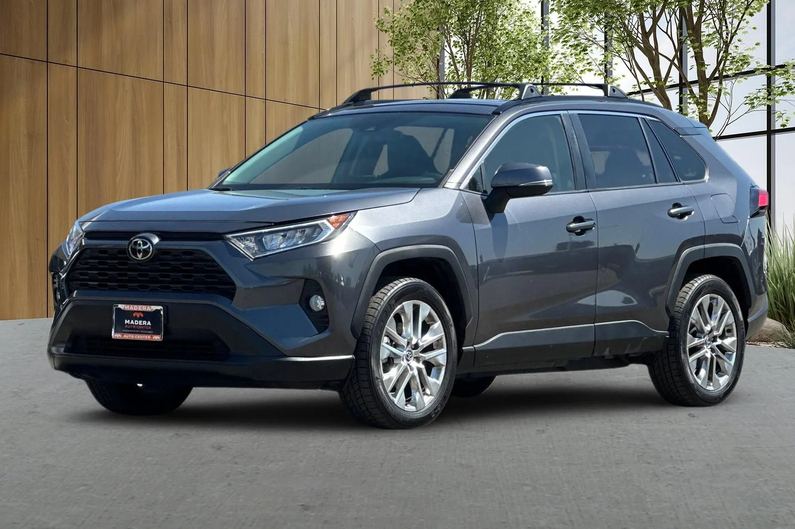 Used 2020 Gray Toyota XLE Premium image 8