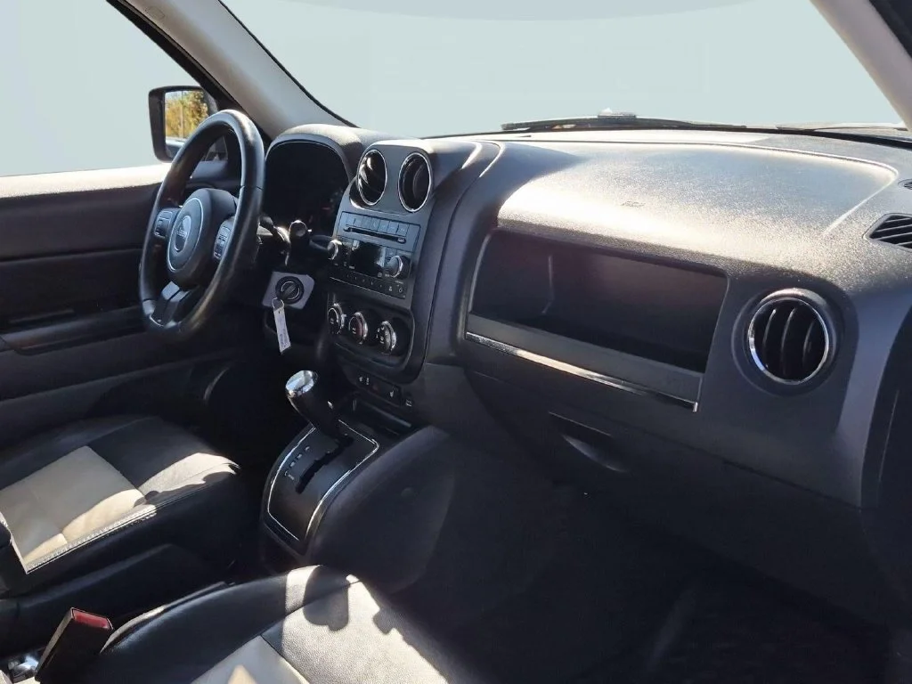 Used 2012 True Blue Pearlcoat Jeep Latitude image 27
